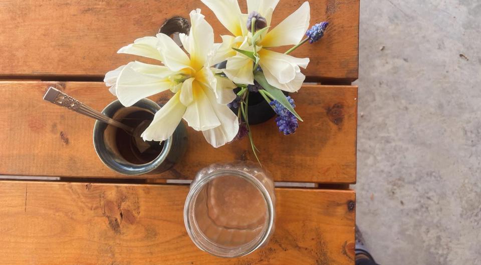 Creamy white tulips with grape hyacinth on a table