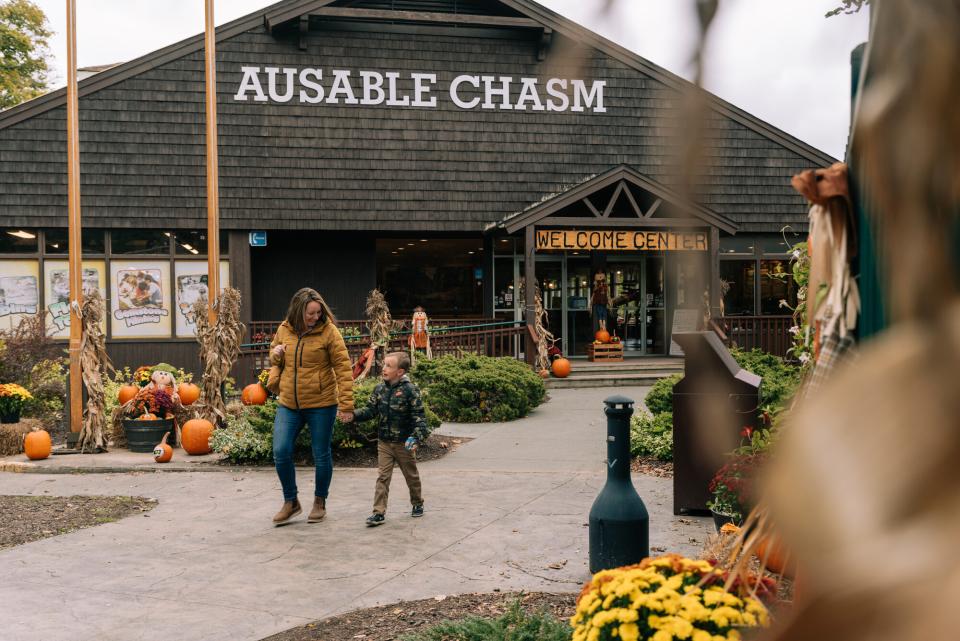 Ausbale Chasm with a mother and son in the fall